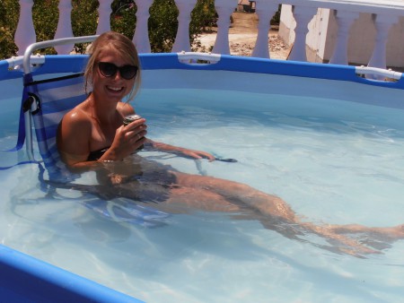 Op een stoel in het zwembad mét een biertje ;)